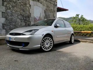 Llantas Ford Focus ST con neumáticos nuevos