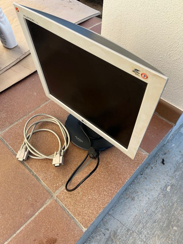 Monitor LG Flatron 17 + Altoparlanti Trust