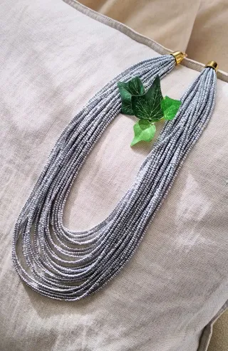 Collar abalorios plateados