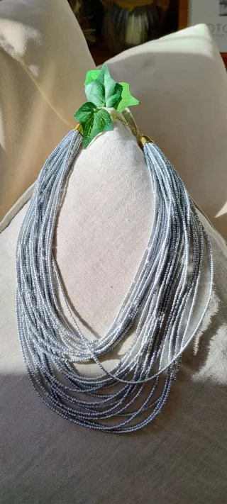 Collar abalorios plateados