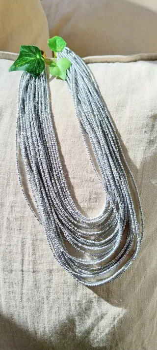 Collar abalorios plateados