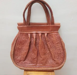 Bolso de cuero marrón con relieve