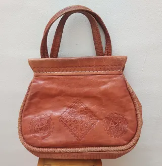 Bolso de cuero marrón con relieve