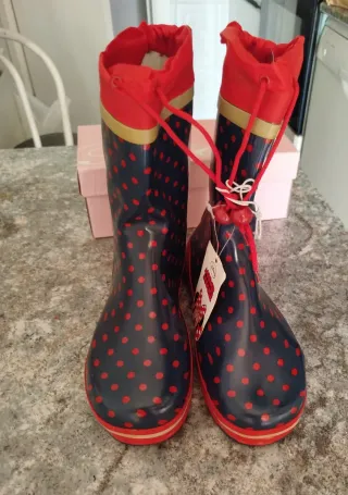 Botas de agua niña lunares rojas y azul