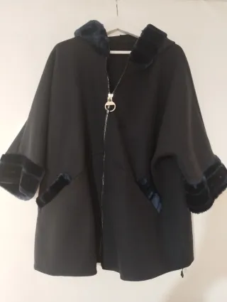 Abrigo azul marino con cremallera