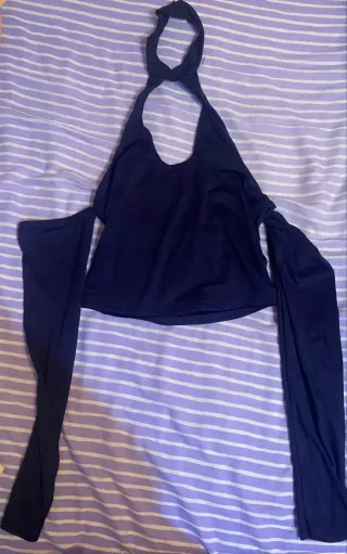 Top halter azul con mangas largas