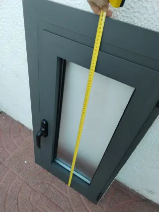 Ventana aluminio gris con cristal