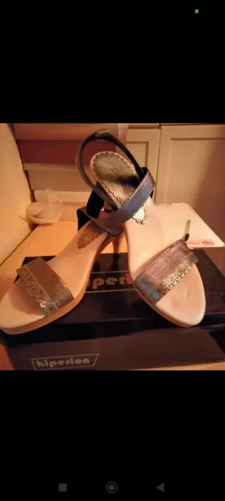 Sandalias plateadas usadas una vez