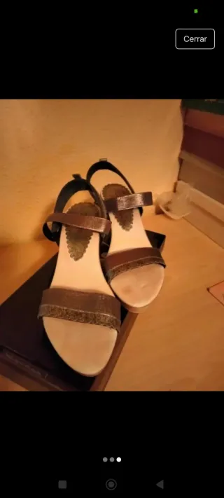 Sandalias plateadas usadas una vez