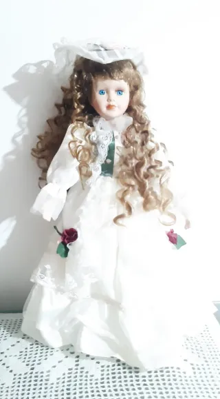 Bambole in ceramica con abito floreale