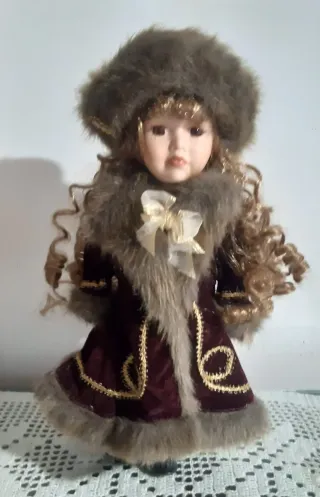 Bambole in ceramica con abito floreale