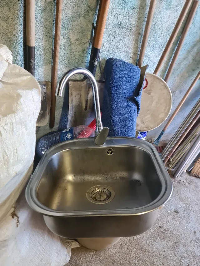 Pila TEKA con grifo y latiguillos