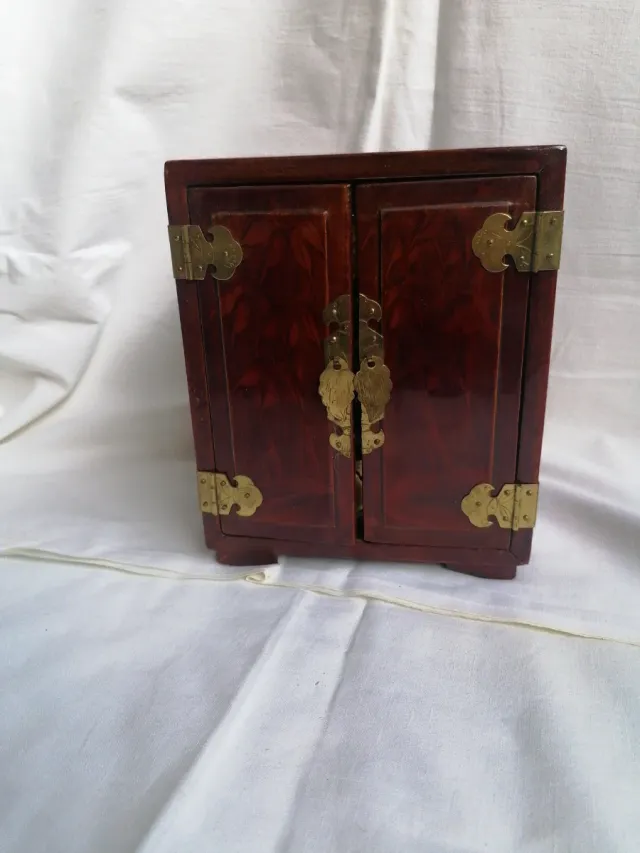 Joyero Chino Madera y Latón, caja de música