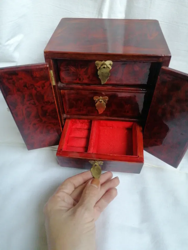 Joyero Chino Madera y Latón, caja de música