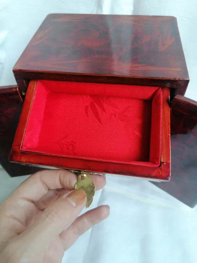 Joyero Chino Madera y Latón, caja de música