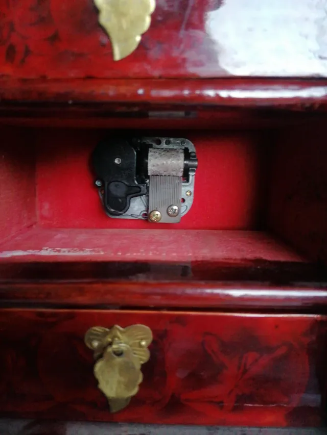 Joyero Chino Madera y Latón, caja de música