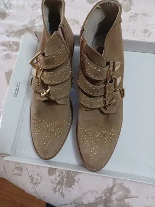 Botín piel ante tachuelas hebillas