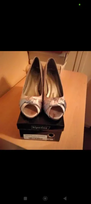 Zapatos plateados de tacón