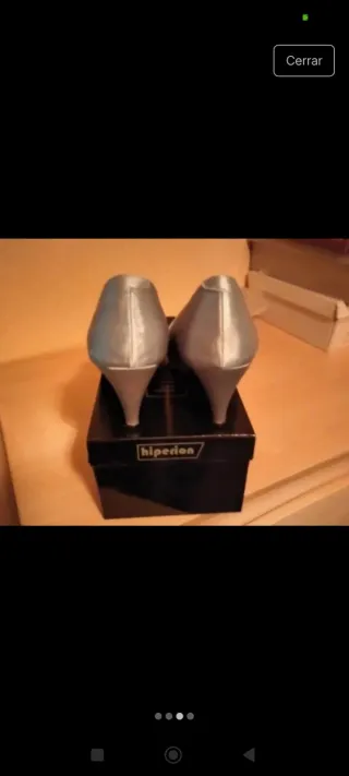 Zapatos plateados de tacón