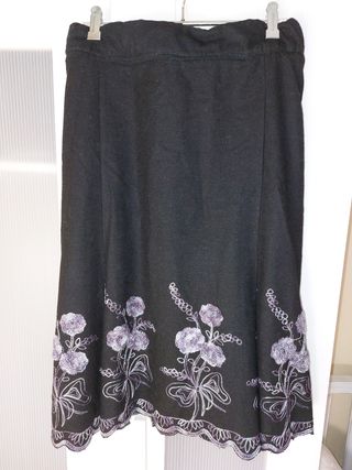 Falda negra con bordado floral morado