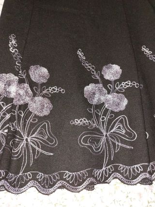 Falda negra con bordado floral morado