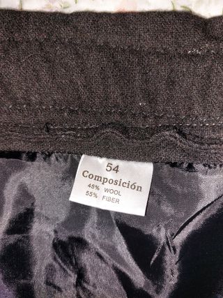 Falda negra con bordado floral morado