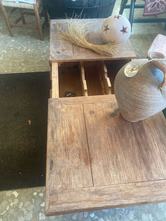 Mesa de madera antigua