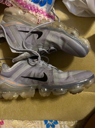 Nike Vapormax grises y naranjas