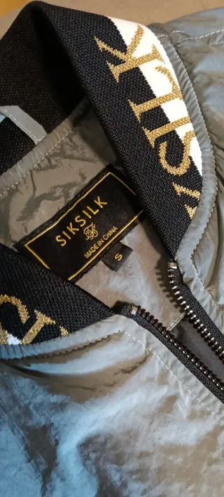 Chaqueta SikSilk plateada y dorada