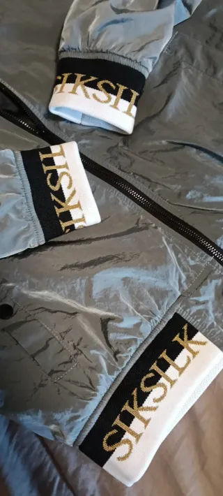 Chaqueta SikSilk plateada y dorada