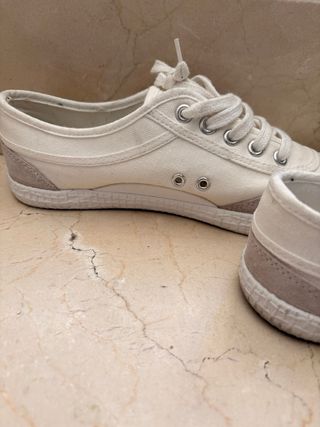 Zapatillas Kawasaki Blancas de Lona. Talla 41.
