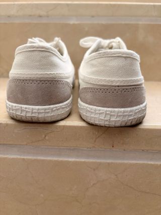 Zapatillas Kawasaki Blancas de Lona. Talla 41.