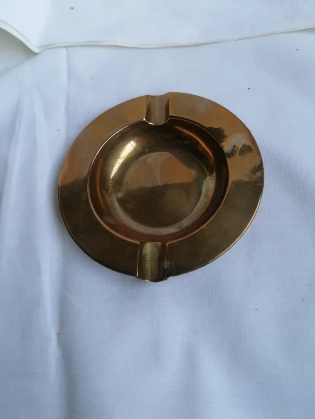 Cenicero de metal dorado