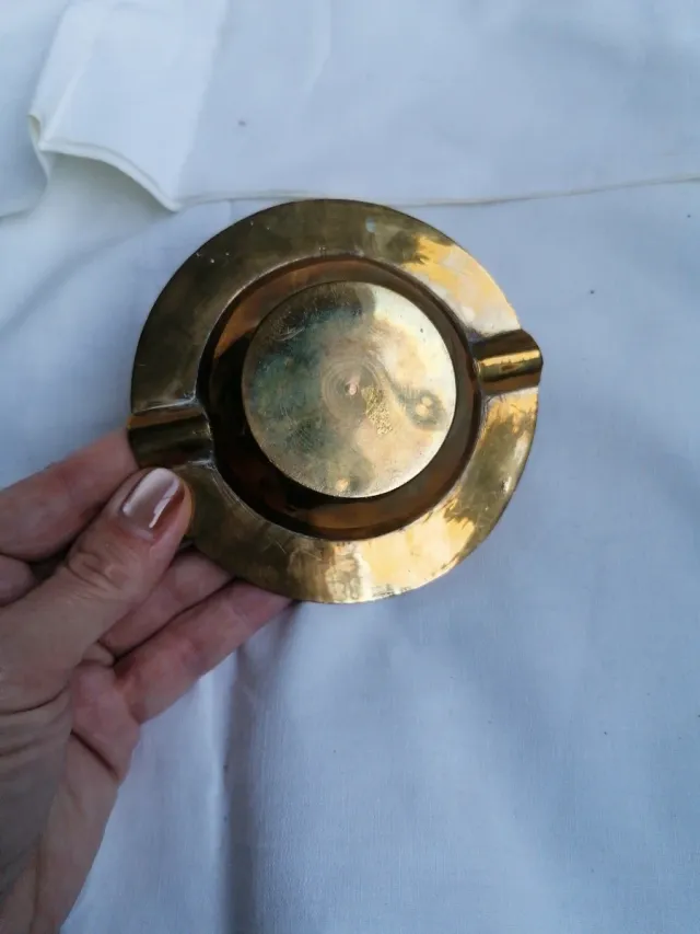 Cenicero de metal dorado