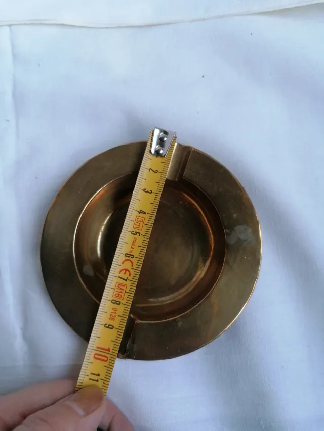 Cenicero de metal dorado