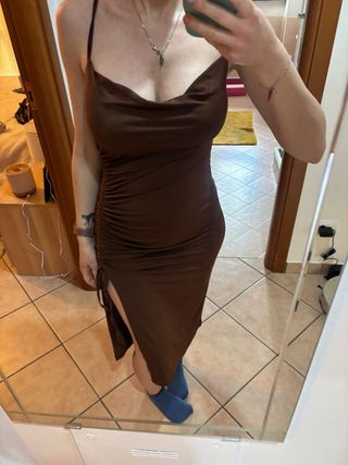 Vestito scollato marrone