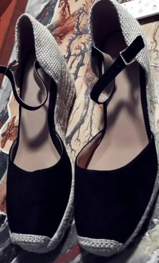 Sandalias negras de cuña de mujer de esparto