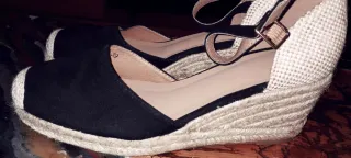 Sandalias negras de cuña de mujer de esparto