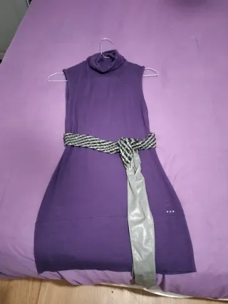 Vestido Bershka cuello alto sin mangas