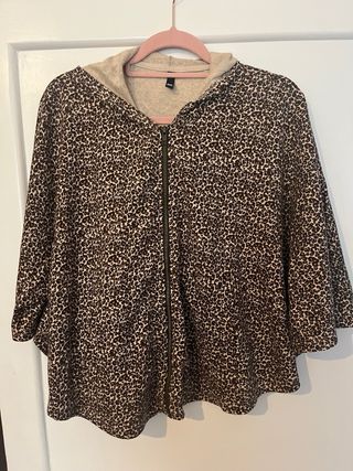 chaqueta tipo sudadera/ capa animal print
