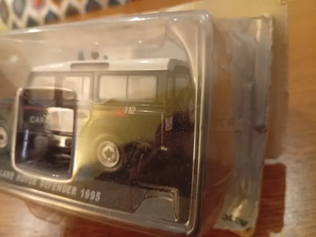 Land Rover Defender.1995.Carabinieri. Modellino.