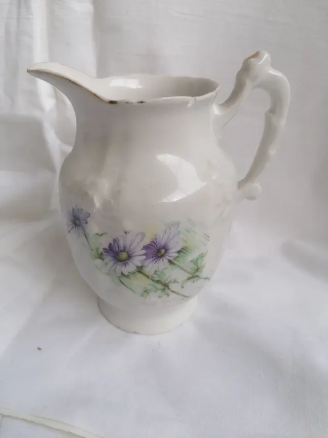 Jarra de porcelana vintage con flores