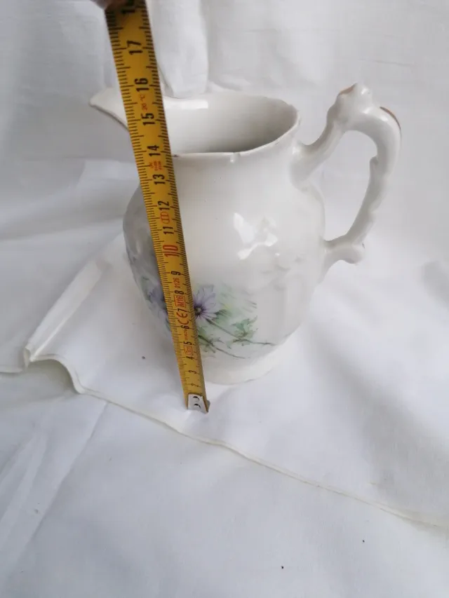 Jarra de porcelana vintage con flores