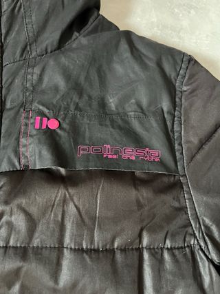 Chaqueta acolchada negra con detalles rosas