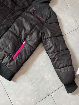 Chaqueta acolchada negra con detalles rosas