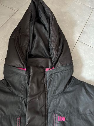 Chaqueta acolchada negra con detalles rosas