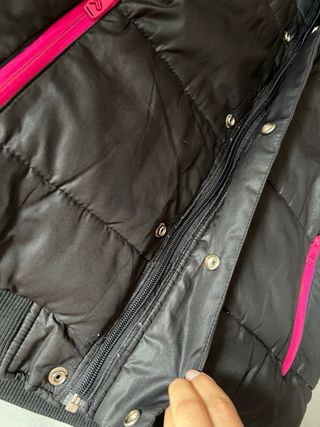 Chaqueta acolchada negra con detalles rosas