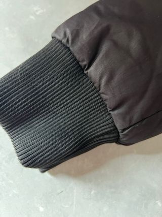 Chaqueta acolchada negra con detalles rosas