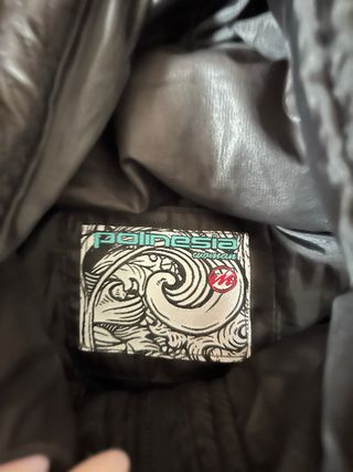 Chaqueta acolchada negra con detalles rosas