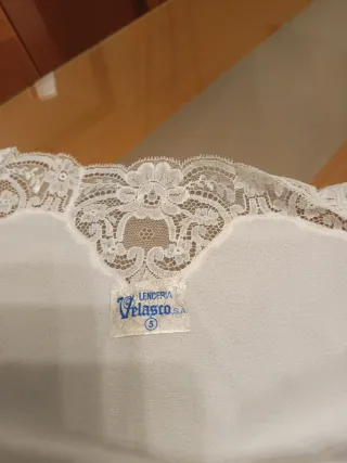 conjunto de camisón y bata.